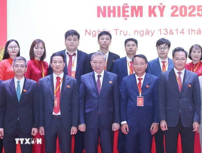Tổng Bí thư Tô Lâm và đại biểu với Ban Chấp hành Đảng bộ xã Nghĩa Trụ nhiệm kỳ 2025-2030. (Ảnh: Thống Nhất/TTXVN) Tổng Bí thư Tô Lâm và đại biểu với Ban Chấp hành Đảng bộ xã Nghĩa Trụ nhiệm kỳ 2025-2030. (Ảnh: Thống Nhất/TTXVN)