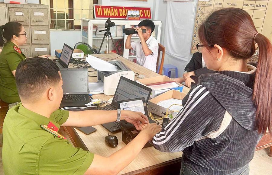 Người dân có thể đến bất kỳ điểm nào để làm thẻ căn cước và đăng ký tài khoản VNeID, không phân biệt nơi cư trú. Ảnh: K.A 2diem-4183.jpg