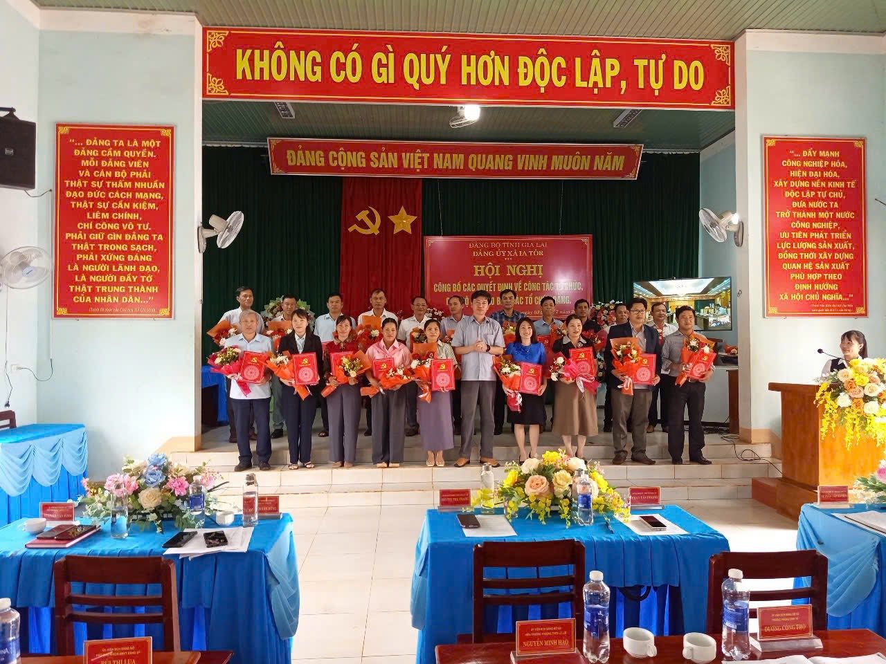 Các đồng chí được nhận Quyết định, hoa chúc mừng và chụp ảnh lưu niệm
