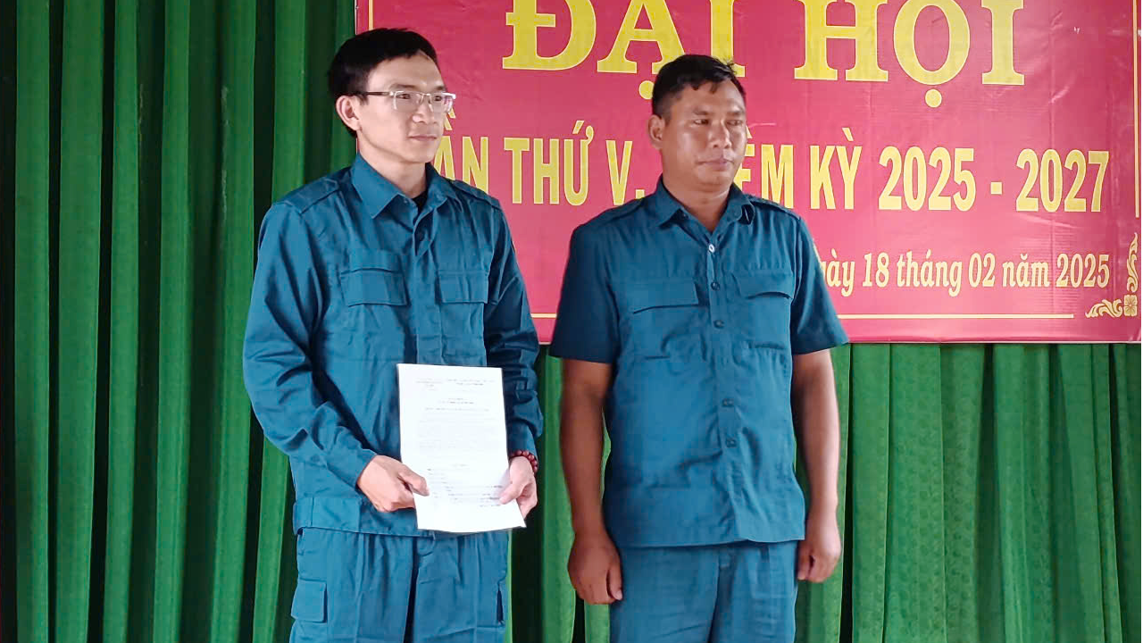 Đồng chí Phạm Huy Hoàng (trái) nhận quyết định bổ nhiệm Thôn Đội trưởng thôn Cát Tân